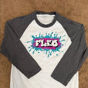 Fleo Gray and White Tee